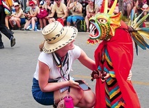 Tradycyjna parada odbywa się zwykle w Boże Ciało. Uczestniczą w niej wszyscy mieszkańcy diecezji.