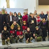 Wspólna fotografia po występie. Artysta w górnych rzędzie,  piąty z lewej.