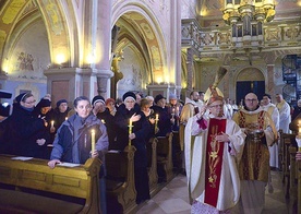 Po poświęceniu gromnic uczestników liturgii wodą święconą pokropił  bp Tomasik.