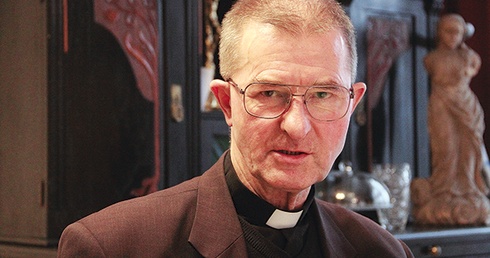 ▲	Ks. Stanisław Łada jest jednym z dwóch polskich kapłanów będących członkami stworzonego przez  bł. Luigiego Novarese Stowarzyszenia Cichych Pracowników Krzyża.