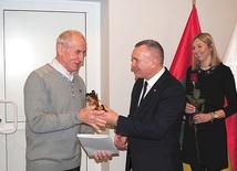 Władysław Wydra odbiera nagrodę za całoroczną pracę szkoleniową.