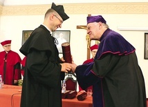 Tradycyjnie przeprowadzono również zaprzysiężenie doktorskie, a świeżo upieczeni doktorzy otrzymali dyplomy oraz pierścienie.