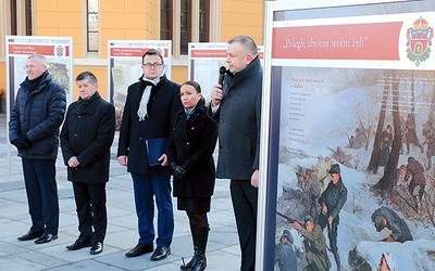 – Polacy nie muszą poszukiwać swoich wzorów. Mamy gotowe przykłady znane z historii i naszej przeszłości – stwierdził podczas wernisażu dr Gałwiaczek.