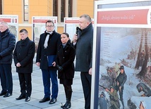 – Polacy nie muszą poszukiwać swoich wzorów. Mamy gotowe przykłady znane z historii i naszej przeszłości – stwierdził podczas wernisażu dr Gałwiaczek.