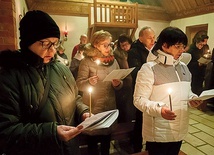 ▲	Śpiew Akatystu w pustelni franciszkańskiej w Polanowie.