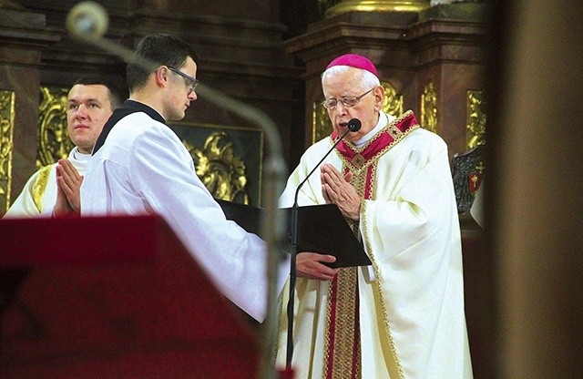 	Eucharystii przewodniczył biskup senior diecezji legnickiej Stefan Cichy.