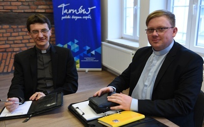 Ks. Mateusz Florek (z lewej) i ks. Sebastian Wiktorek (z prawej) na warsztatach kaznodziejskich
