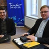 Ks. Mateusz Florek (z lewej) i ks. Sebastian Wiktorek (z prawej) na warsztatach kaznodziejskich