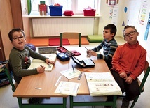 ▲	Uczące się w ośrodku w Piasecznie dzieci cierpią na upośledzenie intelektualne z autyzmem  lub zespół Downa.