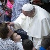 Papież Franciszek podczas audiencji błogosławi rodzinę