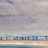 Ponad 2000 zawodników biegnie groblą między Izraelem i Jordanią podczas Maratonu Morza Martwego.
1.02.2019 Morze Martwe, Izrael