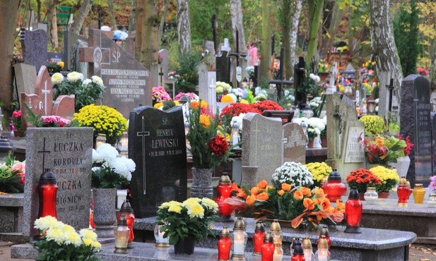 Dariusz R. przez lata rozbijał nagrobki, kradł ludzie szczątki, a następnie zakopywał je w lasach na terenie Gdańska