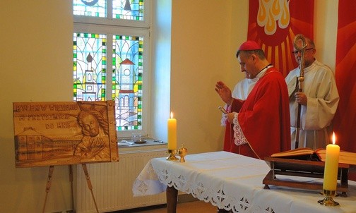 Bp Roman Pindel pobłogosławił płaskorzeźbę, wykonaną przez jednego z więźniów
