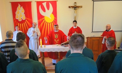 Msza św. z udzielaniem sakramentem bierzmowania w kaplicy cieszyńskiego więzienia