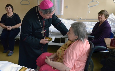 Bp Henryk Tomasik podczas Światowych Dni Chorego odwiedza pacjentów w szpitalnych salach