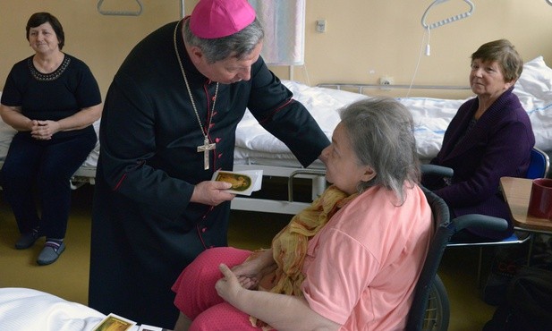 Bp Henryk Tomasik podczas Światowych Dni Chorego odwiedza pacjentów w szpitalnych salach
