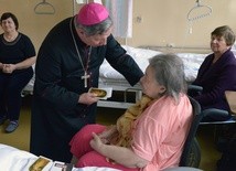 Bp Henryk Tomasik podczas Światowych Dni Chorego odwiedza pacjentów w szpitalnych salach