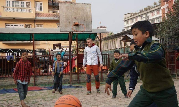 Podróżnik wśród dzieci z Orchid Garden. 