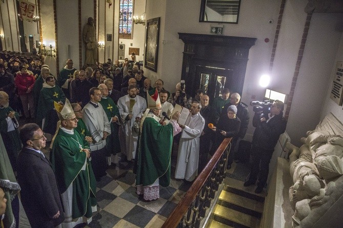 Tablica ku czci abp. Teodorowicza