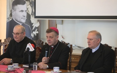 Podczas konferencji o przygotowaniach do rozpoczęcia procesu beatyfikacyjnego mówili m.in. bp Roman Pindel, ks. Stanisław Mieszczk, sercanin, i ks. prał. Józef Niedźwiedzki