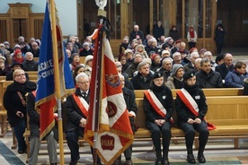 Podczas uroczystości obecne były poczty sztandarowe organizacji kombatanckich i szkół