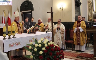 Eucharystii przewodniczył bp Józef Guzdek. Z prawej proboszcz ks. Kryspin Rak