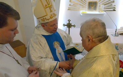 Podczas Mszy św. w szpitalu na radomskim Józefowie bp Henryk Tomasik udzielał sakramentu namaszczenia chorych. Jako pierwszy przyjął go hospitalizowany kapłan