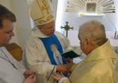 Podczas Mszy św. w szpitalu na radomskim Józefowie bp Henryk Tomasik udzielał sakramentu namaszczenia chorych. Jako pierwszy przyjął go hospitalizowany kapłan