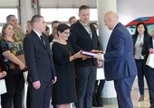 Minister Joachim Brudziński dziękował pracownikom Centrów Powiadamiania Ratunkowego za ich odpowiedzialną pracę. Na zdjęciu pracownicy numeru alarmowego z Radomia