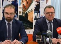 O nowej organizacji i przebiegu budżetu obywatelskiego mówi Radosław Witkowski. Z lewej Mateusz Tyczyński