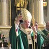 ▲	Na zakończenie Eucharystii abp Głódź pobłogosławił zgromadzonych krzyżem, który gen. Haller przekazał puckiej farze 99 lat temu.