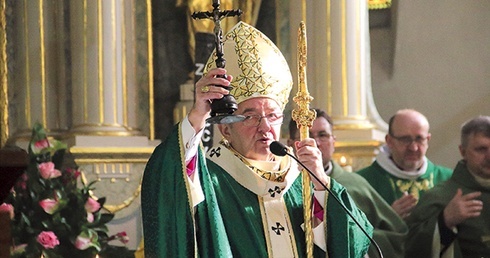 ▲	Na zakończenie Eucharystii abp Głódź pobłogosławił zgromadzonych krzyżem, który gen. Haller przekazał puckiej farze 99 lat temu.