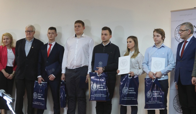 Laureaci i organizatorzy konkursu