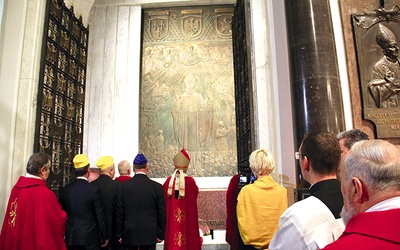 Duchowni modlili się  przy grobie  Prymasa Tysiąclecia.