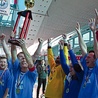 ▲	Zwycięska ekipa z Kielc cieszy się ze zdobycia pucharu.