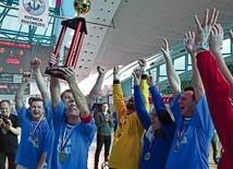 ▲	Zwycięska ekipa z Kielc cieszy się ze zdobycia pucharu.