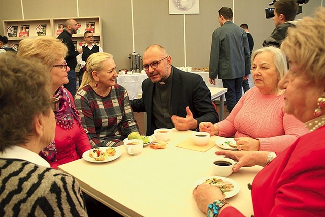 Ksiądz Stanisław Podfigórny w rozmowie z członkiniami klubu.