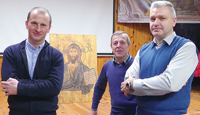 Czesław Motyka (w środku) jest szafarzem od 20 lat, Artur Buksa  (po lewej) i Sławomir Bork posługują od roku.