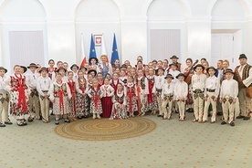 Po śpiewach i tańcach w Pałacu Prezydenckim wspólne zdjęcie. Mali Maniowianie z pierwszą damą, panią Agatą Kornhauser-Dudą