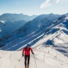 Skitour to świetny sposób na poznawanie gór zimą. Można maszerować poza zatłoczonymi stokami  i nie trzeba czekać w długich kolejkach do wyciągu