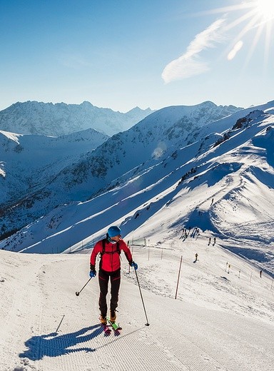 Skitour to świetny sposób na poznawanie gór zimą. Można maszerować poza zatłoczonymi stokami  i nie trzeba czekać w długich kolejkach do wyciągu