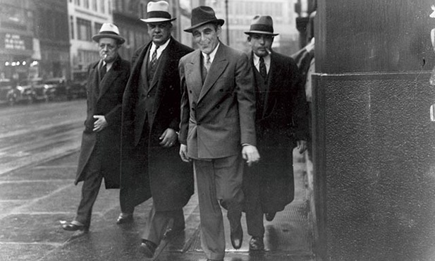 Znany oszust Victor Lustig (drugi z prawej) i Al Capone (trzeci z prawej) na ulicach Chicago