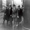 Znany oszust Victor Lustig (drugi z prawej) i Al Capone (trzeci z prawej) na ulicach Chicago