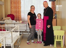 ▲	Ordynariusz łowicki spotkał się z najmłodszymi pacjentami kutnowskiego szpitala.