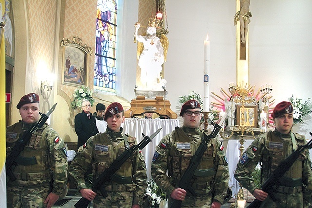 ▲	Honorową wartę pełniła młodzież liceum przygotowującego do pracy w służbach mundurowych.