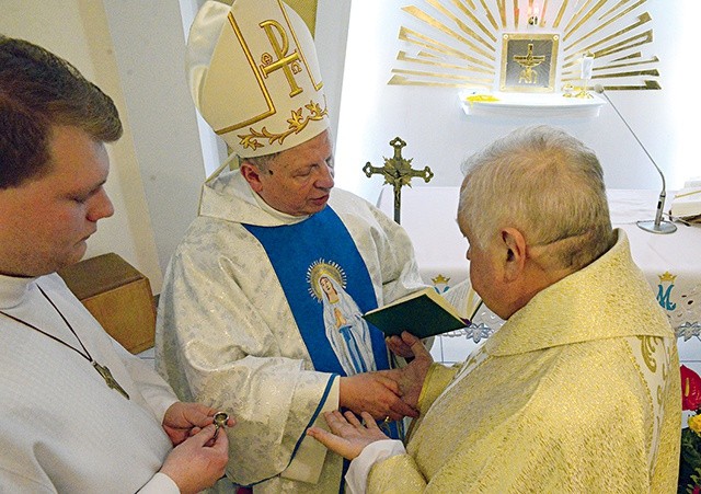 Podczas Mszy św. w szpitalu na radomskim Józefowie  bp Tomasik udzielał sakramentu namaszczenia chorych.  Jako pierwszy przyjął go hospitalizowany kapłan.