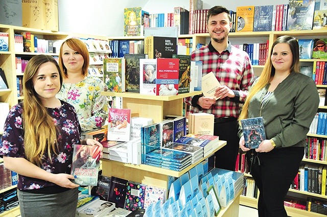 ▲	Wioletta Bielecka, Katarzyna Michalik-Saj, Paweł Lipa oraz Iwona Kmiecik w sklepie przy Królewskiej.