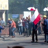 Rekonstrukcja wydarzeń przy ówczesnej siedzibie PZPR w Radomiu.