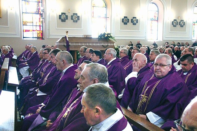 ▲	Księdza żegnali wierni i wielu braci w kapłaństwie.