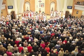 Niedziela, a zwłaszcza Msza św., jest najważniejszym wydarzeniem ewangelizacyjnym w parafii.